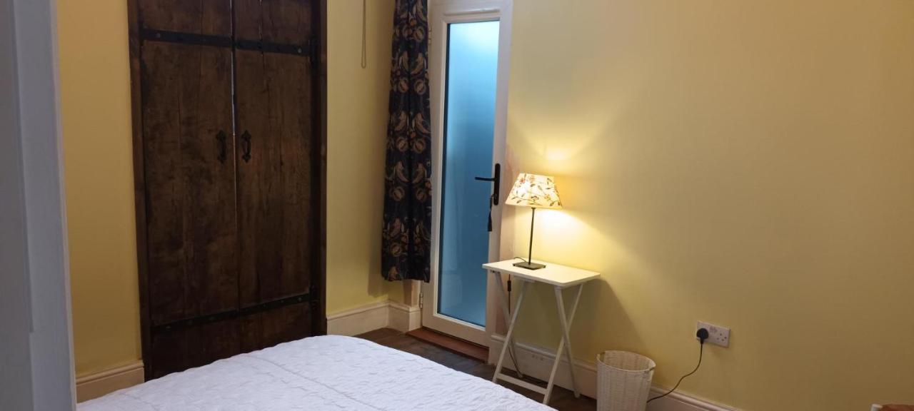 Room With Luxury Private Bathroom & Independent Entrance Near Tube Лондон Екстер'єр фото