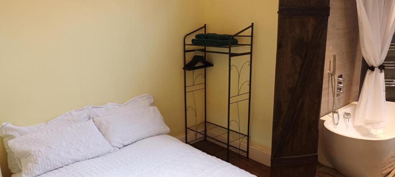Room With Luxury Private Bathroom & Independent Entrance Near Tube Лондон Екстер'єр фото