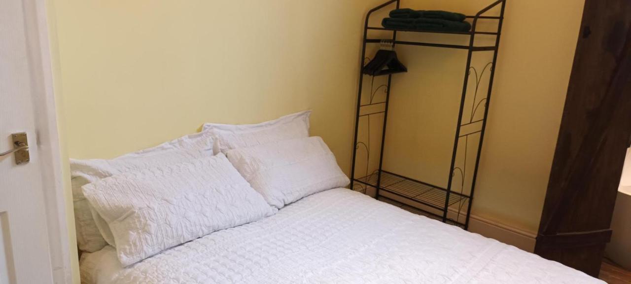Room With Luxury Private Bathroom & Independent Entrance Near Tube Лондон Екстер'єр фото